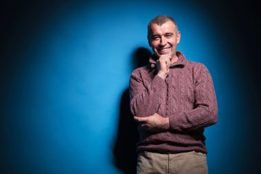 çene üzerinde el ile eski casual adam gülümsüyor