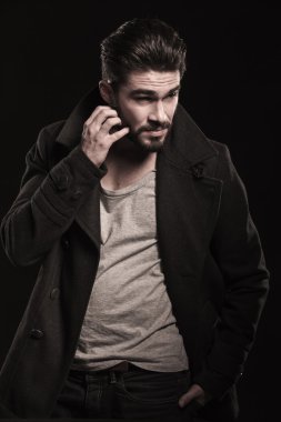 onun sakalı merak çizilmemesi uzun paltolu adam moda karıştı