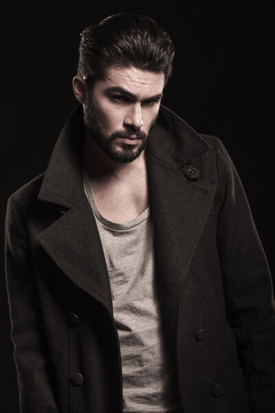 портрет серьезного человека с бородой
 