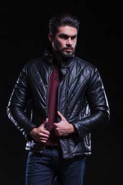 Genç casual adam görünüyor uzakta kaşlarını çattı