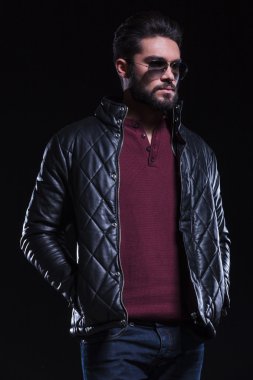 Genç sakallı adam ciddi