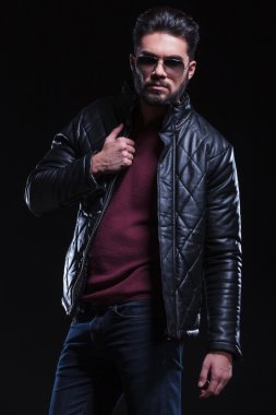 ciddi genç sakallı adam sana baktığı gibi.