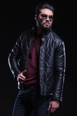 Genç casual adam uzakta görünüyor