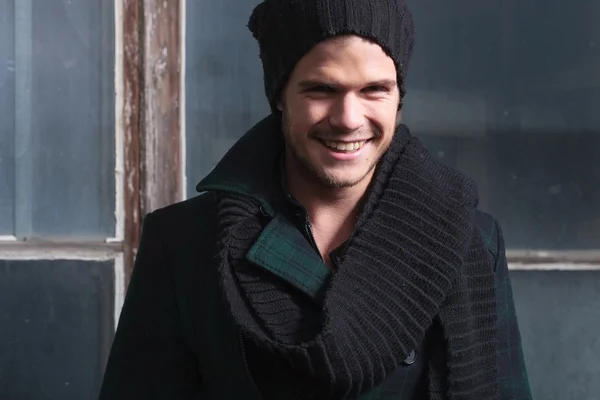 Zbliżenie jesieni uśmiecha moda mężczyzna — Zdjęcie stockowe