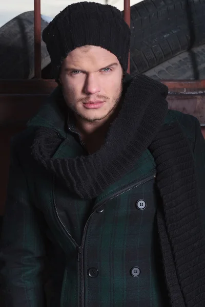 Retrato de joven hombre de moda de otoño — Foto de Stock