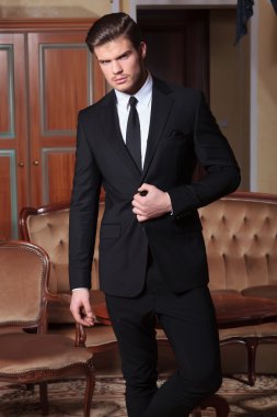 takım elbise genç iş adamı unbuttons
