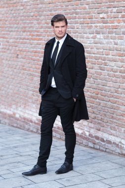 genç adamın elleri ceplerinde poz