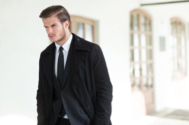 genç iş adamı uzak görünüyor