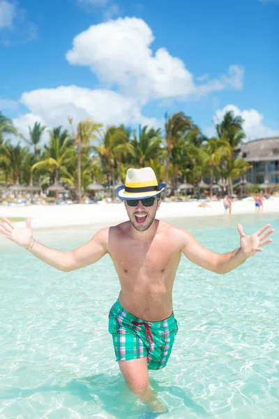 Cool man vi dà il benvenuto in spiaggia — Foto Stock