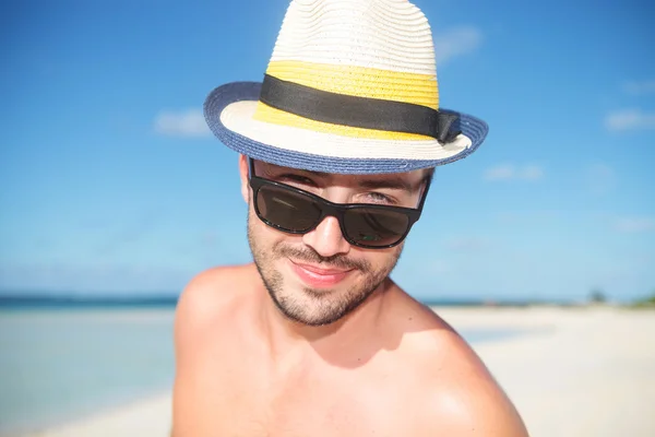 Roztomilý tvář sexy mladý muž na pláži — Stock fotografie