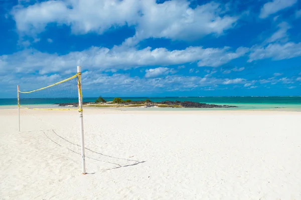 Волейбольная сетка и на пляже — стоковое фото