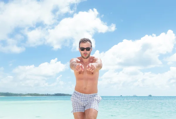 Aufgeregter junger Mann im Badeanzug zeigt an — Stockfoto