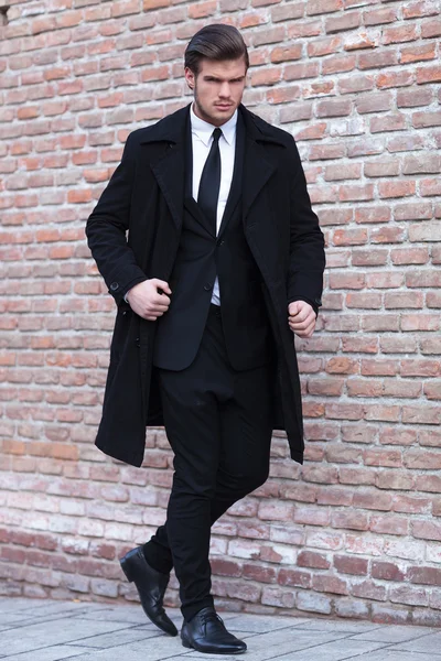 Joven hombre de negocios caminando —  Fotos de Stock