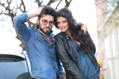 Genç casual çift el saç tutmak.