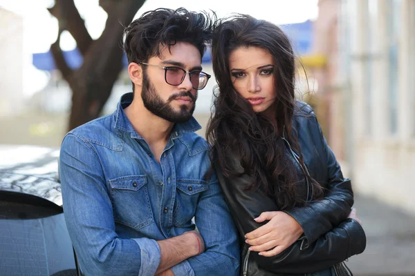 Jovem casal casual com as mãos cruzadas — Fotografia de Stock