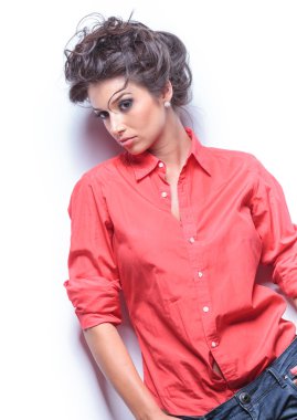 Casual genç kadının ellerini ceplerine tutar.