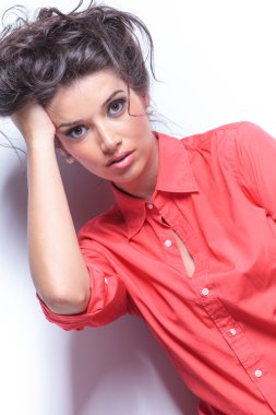 Casual Bayan saç elinde