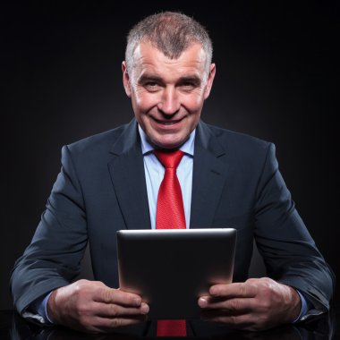 tablet pad bilgisayarında çalışan eski iş adamı