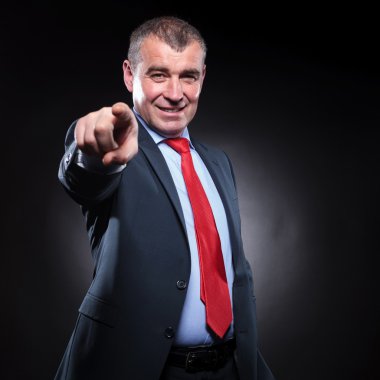 eski iş adamı işaret parmağını gülümseyen