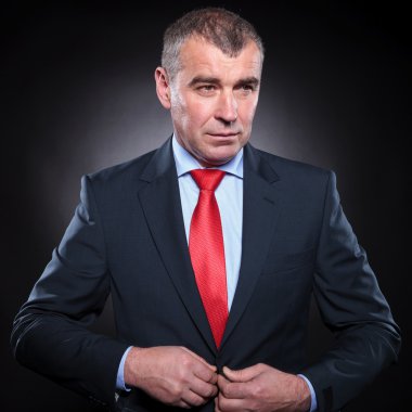çekici olgun şık erkek takım elbise reklam bakışları uzaklara unbuttoning