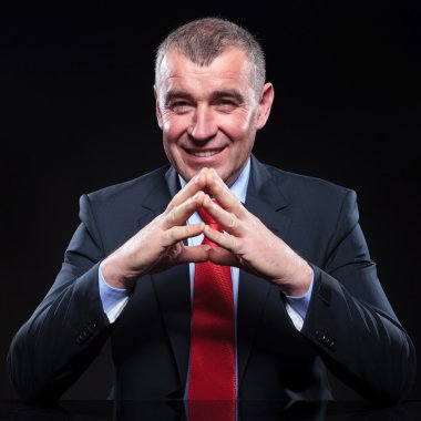 Sizi olgun gülümseyen iş adamı