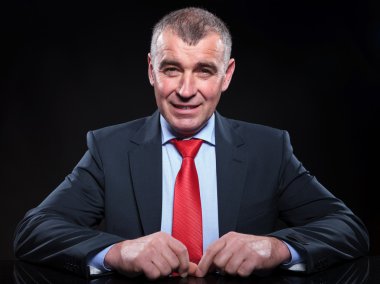 onun Resepsiyon ve gülümsüyor oturan mutlu eski iş adamı