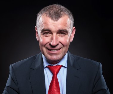 eski iş adam gülümsüyor
