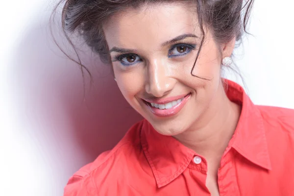 Close-up de sorrir mulher jovem casual — Fotografia de Stock