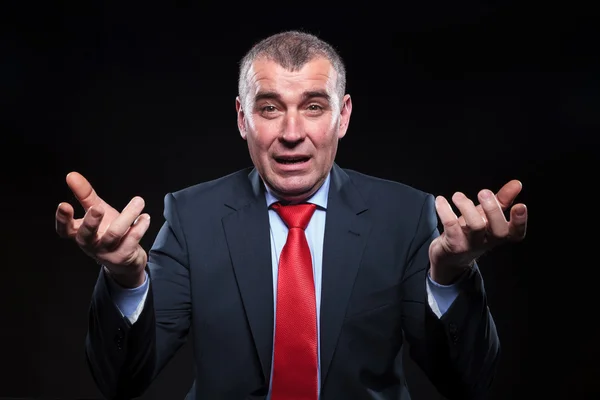 Viejo hombre de negocios asombrado haciendo gestos confusos —  Fotos de Stock
