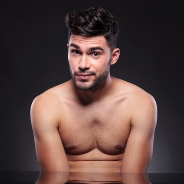 çıplak göğüs genç adam kaşlarını gündeme getiriyor.