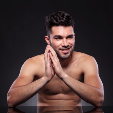 çıplak genç adam birlikte ellerini tutar