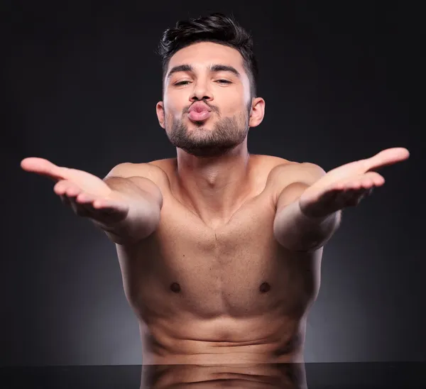 Naked young man blows kisses — Stock Photo, Image