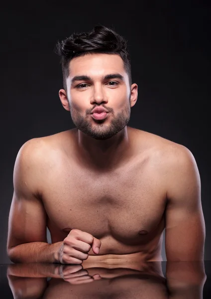 Jovem nu se prepara para beijar — Fotografia de Stock