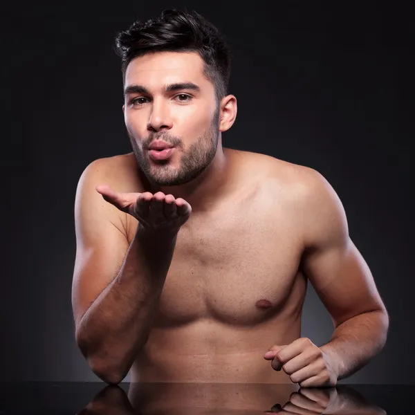 Nudo giovane uomo ti manda un bacio — Foto Stock