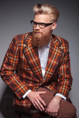 moda erkek güzel saç ve sakal ile gülümseyen 