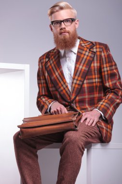 oturmuş moda adam uzun sakallı ve evrak çantası