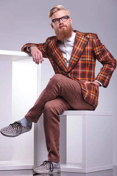 Άνθρωπος της μόδας σε vintage ρούχα και μακριά γενειάδα, μακριά — Φωτογραφία Αρχείου
