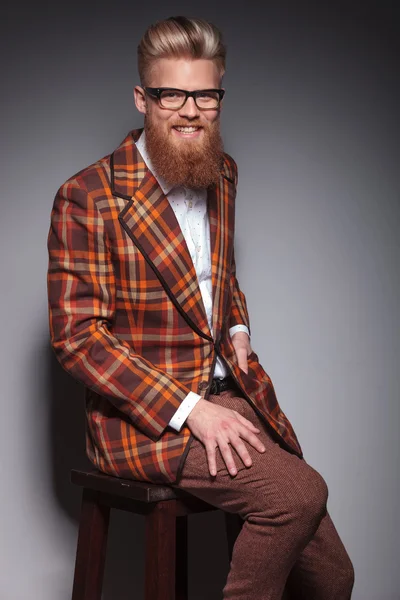 Hombre de moda riendo con barba larga y peinado fresco —  Fotos de Stock