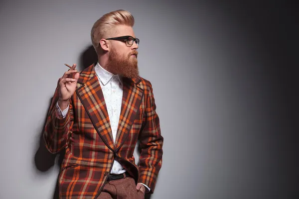Vista lateral de un hombre de moda fresco con gran peinado fumar — Foto de Stock