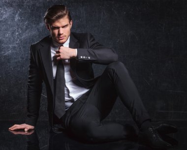onun siyah kravat oturan moda erkek sabitleme