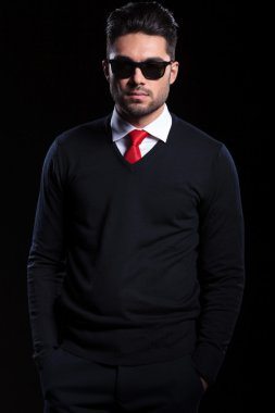 Elleri ceplerinde ciddi iş adamı