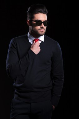 iş adamı kravatını düzeltir ve uzak görünüyor