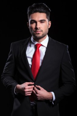 iş adamı ceketini unbuttons