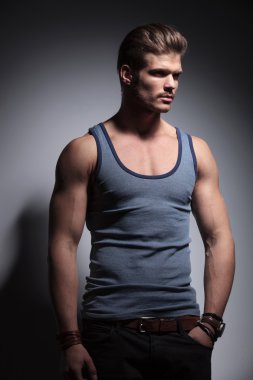 kaslı adam elini cebine