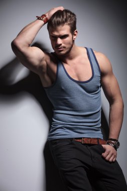 saç elinde olan seksi genç adam