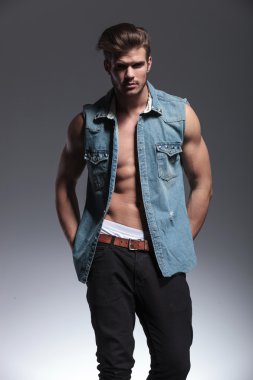 Elleri ceplerinde yakışıklı adam
