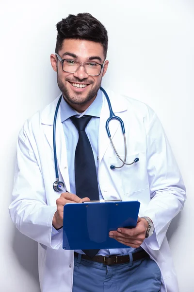 Hombre de negocios escribe prescripción — Foto de Stock