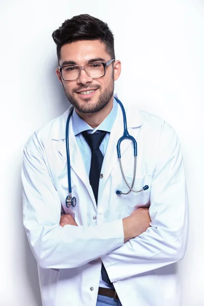Mladý zdravotník s překříženýma rukama — Stock fotografie