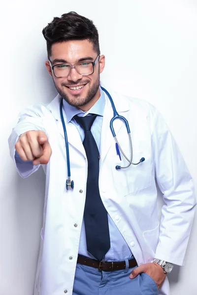 Jonge dokter punten op je — Stockfoto