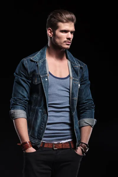 Giovane uomo di moda in jeans casual vestiti guardando altrove — Foto Stock